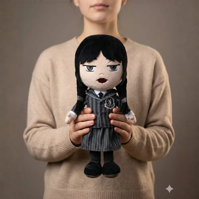 Jucărie de Pluș Wednesday Addams, Uniforma Nevermore Academy (27 cm), Păpușă de Colecție Premium cu Detalii Realiste, în Cutie Formă de Sicriu