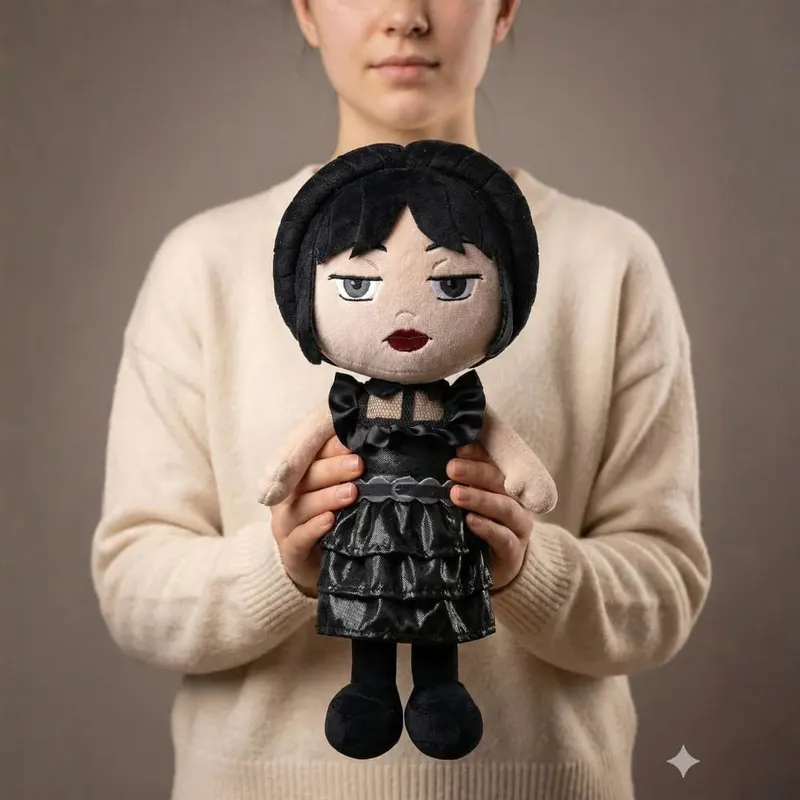 Jucărie de Pluș Wednesday Addams, Rochia Neagră de Bal (27 cm), Păpușă de Colecție Premium cu Detalii Realiste, în Cutie Formă de Sicriu