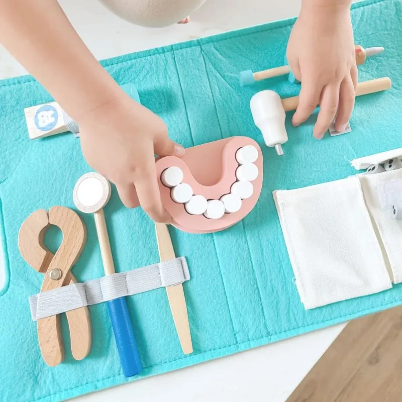 Set micul dentist Tooky Toy, trusa medicala din lemn 19 piese KID372271 — imaginea 4